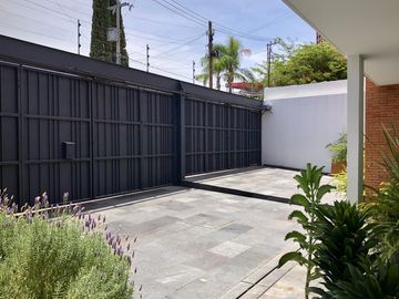 Country Club, gran lujo, 3 recámaras, 5 autos, tiene una casa extra de 2 recámaras en el jardín