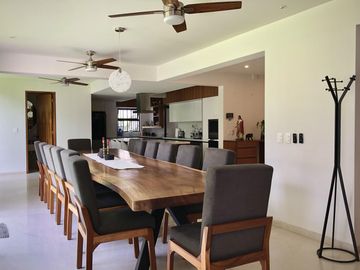 Country Club, gran lujo, 3 recámaras, 5 autos, tiene una casa extra de 2 recámaras en el jardín