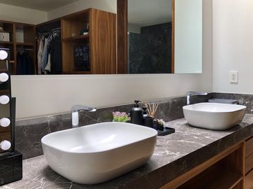 Country Club, gran lujo, 3 recámaras, 5 autos, tiene una casa extra de 2 recámaras en el jardín