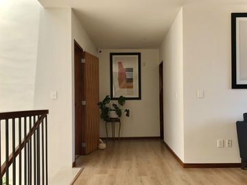 Country Club, gran lujo, 3 recámaras, 5 autos, tiene una casa extra de 2 recámaras en el jardín