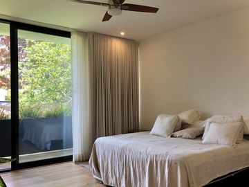 Country Club, gran lujo, 3 recámaras, 5 autos, tiene una casa extra de 2 recámaras en el jardín