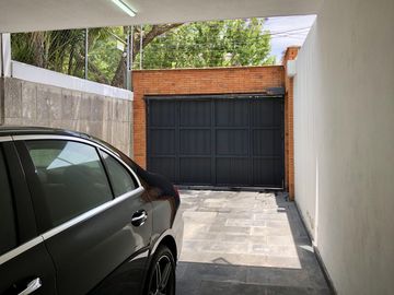 Country Club, gran lujo, 3 recámaras, 5 autos, tiene una casa extra de 2 recámaras en el jardín
