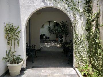 Country Club, gran lujo, 3 recámaras, 5 autos, tiene una casa extra de 2 recámaras en el jardín