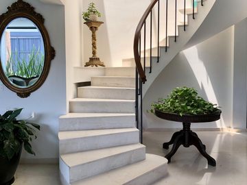 Country Club, gran lujo, 3 recámaras, 5 autos, tiene una casa extra de 2 recámaras en el jardín