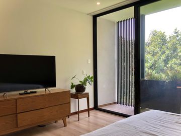 Country Club, gran lujo, 3 recámaras, 5 autos, tiene una casa extra de 2 recámaras en el jardín