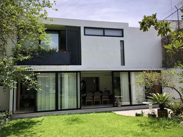 Country Club, gran lujo, 3 recámaras, 5 autos, tiene una casa extra de 2 recámaras en el jardín
