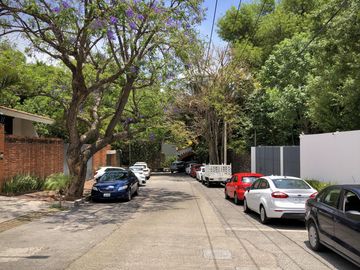 Country Club, gran lujo, 3 recámaras, 5 autos, tiene una casa extra de 2 recámaras en el jardín