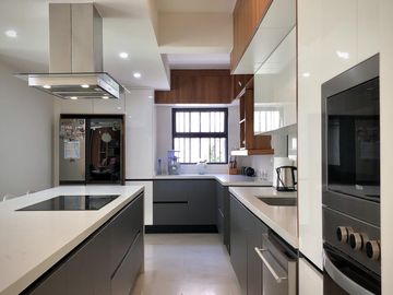 Country Club, gran lujo, 3 recámaras, 5 autos, tiene una casa extra de 2 recámaras en el jardín