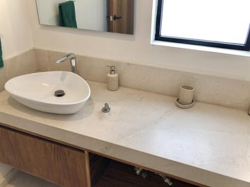 Country Club, gran lujo, 3 recámaras, 5 autos, tiene una casa extra de 2 recámaras en el jardín