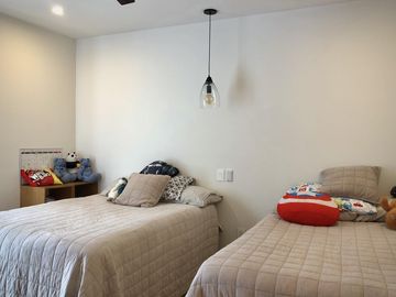 Country Club, gran lujo, 3 recámaras, 5 autos, tiene una casa extra de 2 recámaras en el jardín