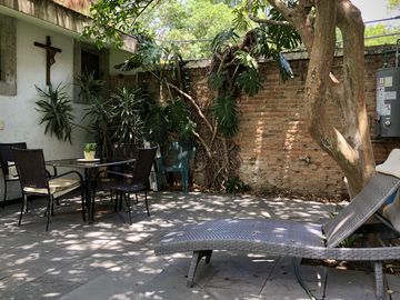 Country Club, gran lujo, 3 recámaras, 5 autos, tiene una casa extra de 2 recámaras en el jardín