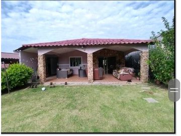 VENDO CASA EN LA CHORRERA ALTOS DEL CAMPO 3R