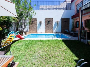 Venta Casa Boedo 4 dormitorios, jardin pileta clim