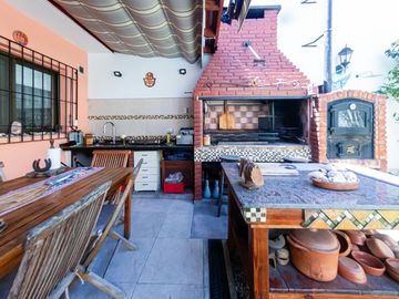 Venta Casa Boedo 4 dormitorios, jardin pileta clim