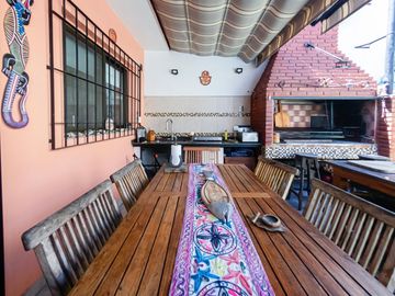 Venta Casa Boedo 4 dormitorios, jardin pileta clim