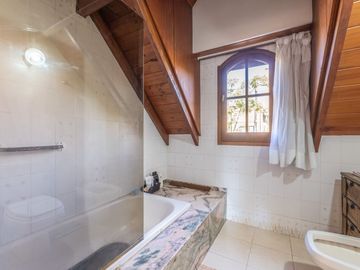 CASA 4 AMBIENTES, JARDIN,PILETA Y QUINCHO MARTINEZ
