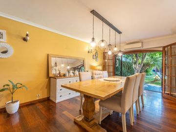 CASA 4 AMBIENTES, JARDIN,PILETA Y QUINCHO MARTINEZ