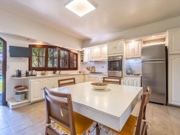 CASA 4 AMBIENTES, JARDIN,PILETA Y QUINCHO MARTINEZ