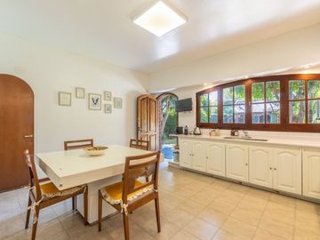 CASA 4 AMBIENTES, JARDIN,PILETA Y QUINCHO MARTINEZ