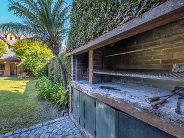 CASA 4 AMBIENTES, JARDIN,PILETA Y QUINCHO MARTINEZ
