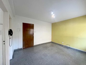 VENTA MONOAMBIENTE PLANTA BAJA EN FLORES