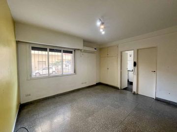 VENTA MONOAMBIENTE PLANTA BAJA EN FLORES