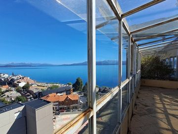 Amplio departamento con vista plena al lago.