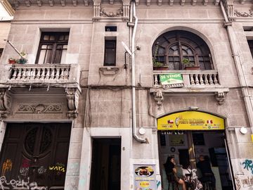 Casa patrimonial de conservación histórica  de tres pisos y 6 departamentos independientes