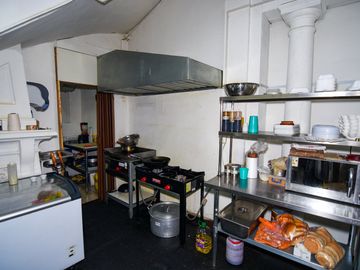 Casa patrimonial de conservación histórica  de tres pisos y 6 departamentos independientes