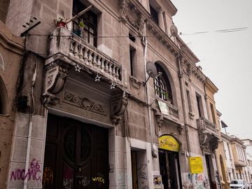 Casa patrimonial de conservación histórica  de tres pisos y 6 departamentos independientes