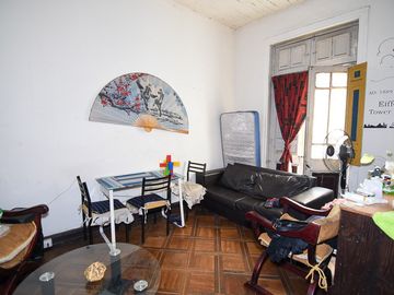 Casa patrimonial de conservación histórica  de tres pisos y 6 departamentos independientes