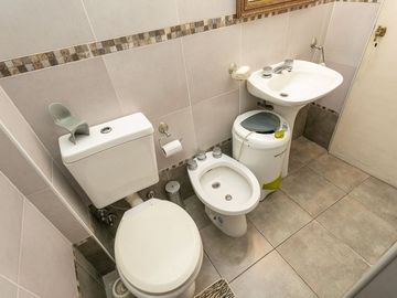 VENTA CASA 3 AMBIENTES CON TRES TERRAZAS Permuta