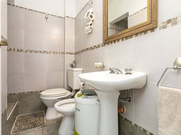 VENTA CASA 3 AMBIENTES CON TRES TERRAZAS Permuta