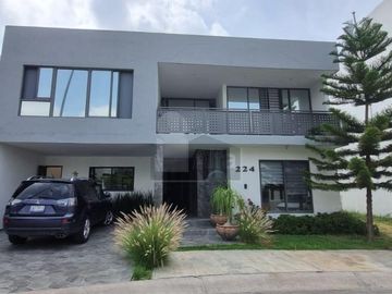 Casa en venta con 5 recámaras con baño, en Sierra Nogal