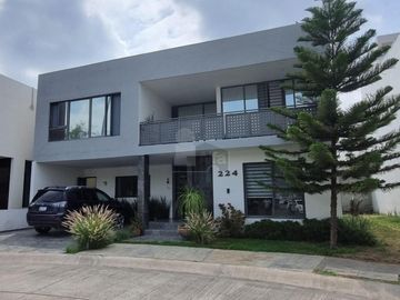 Casa en venta con 5 recámaras con baño, en Sierra Nogal