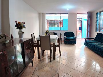 Departamento en  Primer Piso en San Luis Urbanización cerrada frente a la Videna