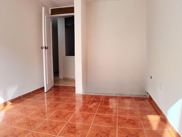 Departamento en  Primer Piso en San Luis Urbanización cerrada frente a la Videna