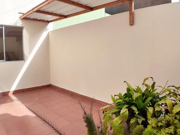 Departamento en  Primer Piso en San Luis Urbanización cerrada frente a la Videna