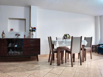 Departamento en  Primer Piso en San Luis Urbanización cerrada frente a la Videna