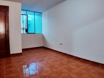 Departamento en  Primer Piso en San Luis Urbanización cerrada frente a la Videna