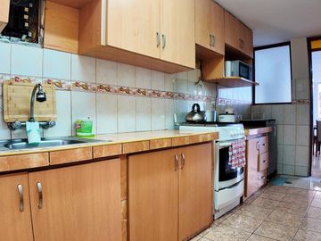 Departamento en  Primer Piso en San Luis Urbanización cerrada frente a la Videna