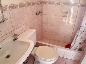 Departamento en  Primer Piso en San Luis Urbanización cerrada frente a la Videna