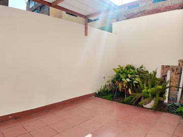 Departamento en  Primer Piso en San Luis Urbanización cerrada frente a la Videna