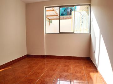 Departamento en  Primer Piso en San Luis Urbanización cerrada frente a la Videna
