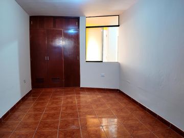 Departamento en  Primer Piso en San Luis Urbanización cerrada frente a la Videna