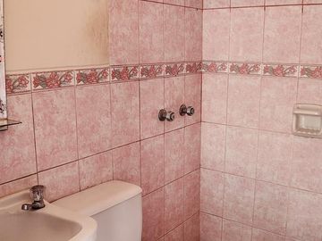 Departamento en  Primer Piso en San Luis Urbanización cerrada frente a la Videna