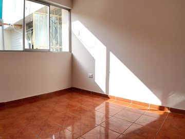 Departamento en  Primer Piso en San Luis Urbanización cerrada frente a la Videna