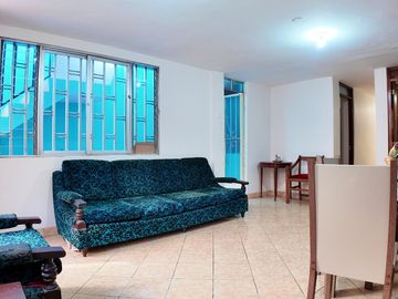 Departamento en  Primer Piso en San Luis Urbanización cerrada frente a la Videna