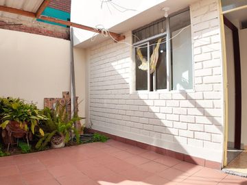 Departamento en  Primer Piso en San Luis Urbanización cerrada frente a la Videna