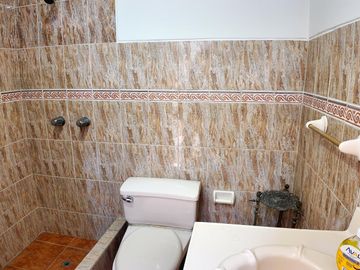 Departamento en  Primer Piso en San Luis Urbanización cerrada frente a la Videna